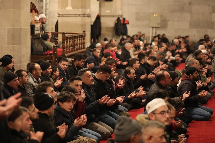 Türkiye'nin dört bir yanında Miraç Kandili idrak edildi! Dualar depremzedeler için - Resim: 73