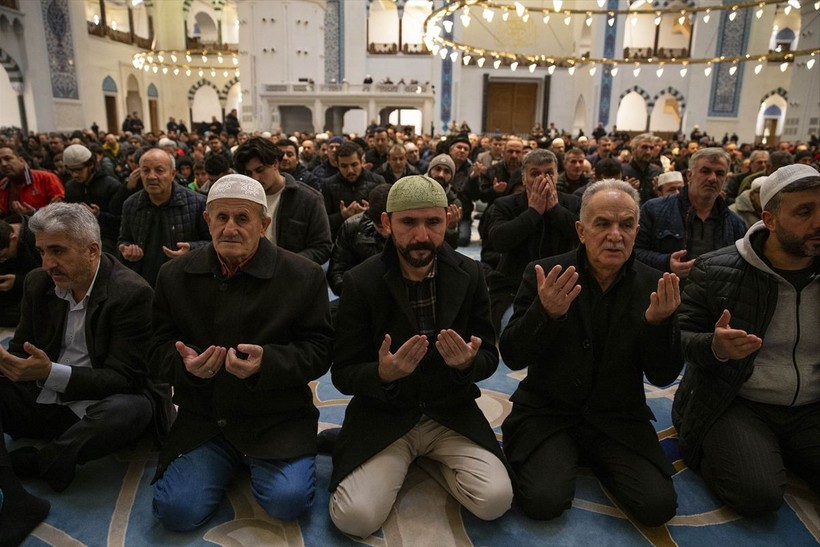 Türkiye'nin dört bir yanında Miraç Kandili idrak edildi! Dualar depremzedeler için - Resim: 51