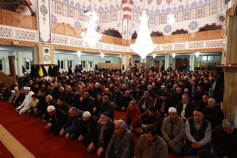 Türkiye'nin dört bir yanında Miraç Kandili idrak edildi! Dualar depremzedeler için - Resim: 17