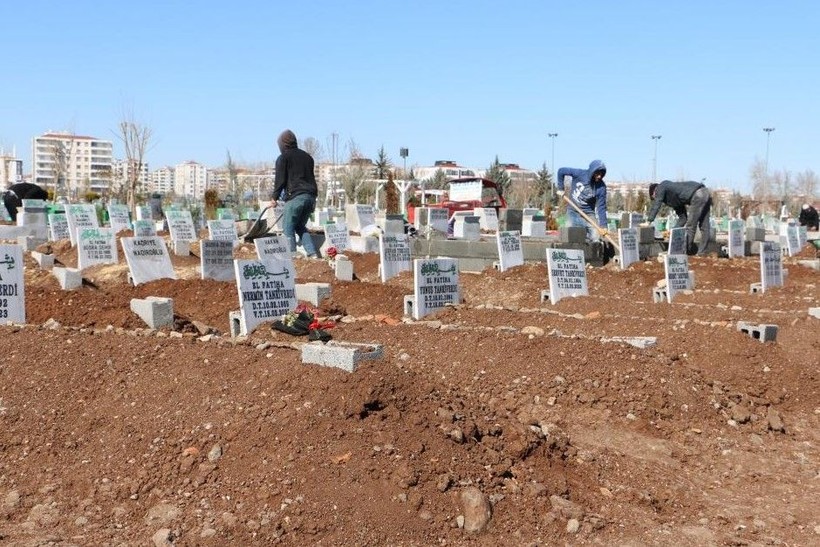 Bu acıya yürek dayanmaz! Diyarbakır'da depremde vefat edenlerin hatıraları mezarlıklara bırakıldı - Resim: 11
