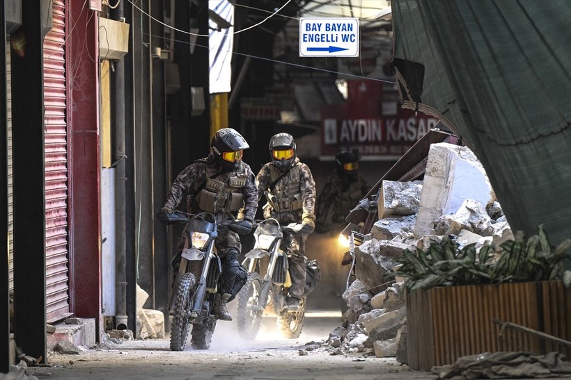 Hatay'da görevlendirilen özel harekat polisleri asayişi sağlıyor - Resim: 2
