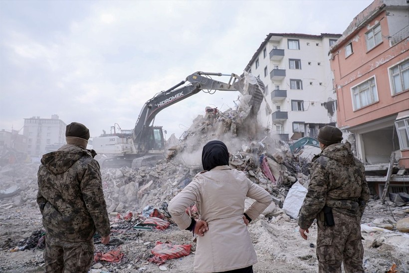 Hatay'da enkaz kaldırma çalışmaları başladı! Bir kadın yakınının vesikalık fotoğrafını görünce feryat etti - Resim: 7