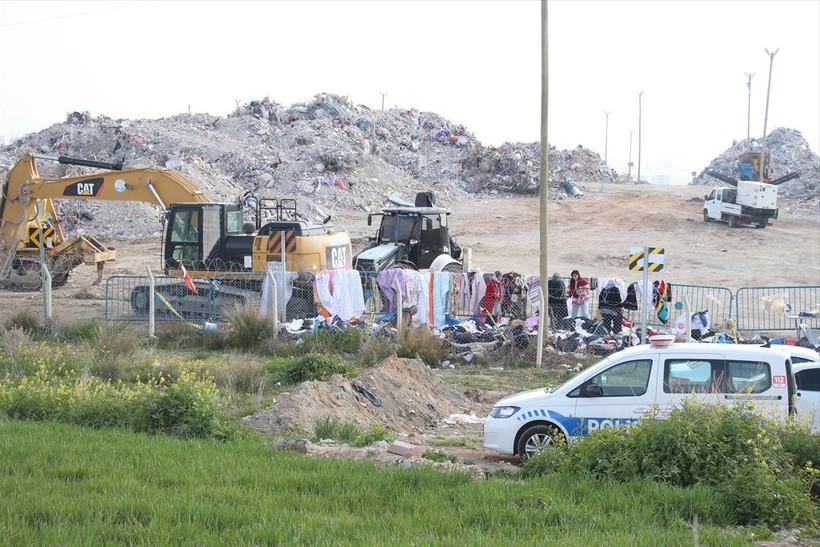 Adana'da enkaz döküm alanında ölen yakınlarının hatıralarını arıyorlar - Resim: 1