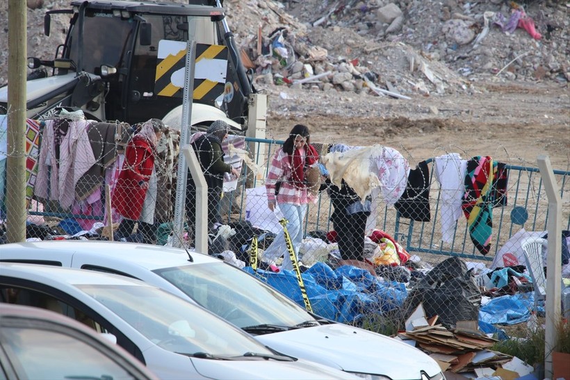 Adana'da enkaz döküm alanında ölen yakınlarının hatıralarını arıyorlar - Resim: 2
