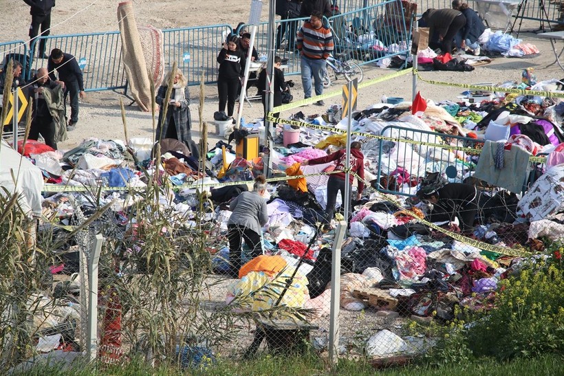 Adana'da enkaz döküm alanında ölen yakınlarının hatıralarını arıyorlar - Resim: 4