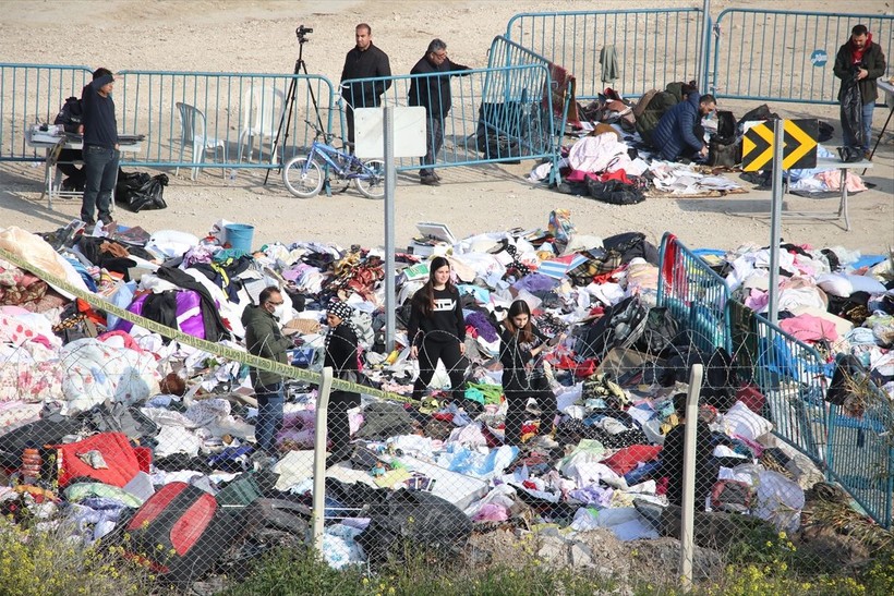 Adana'da enkaz döküm alanında ölen yakınlarının hatıralarını arıyorlar - Resim: 5