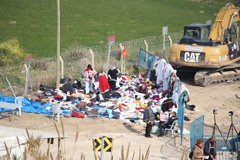 Adana'da enkaz döküm alanında ölen yakınlarının hatıralarını arıyorlar - Resim: 6