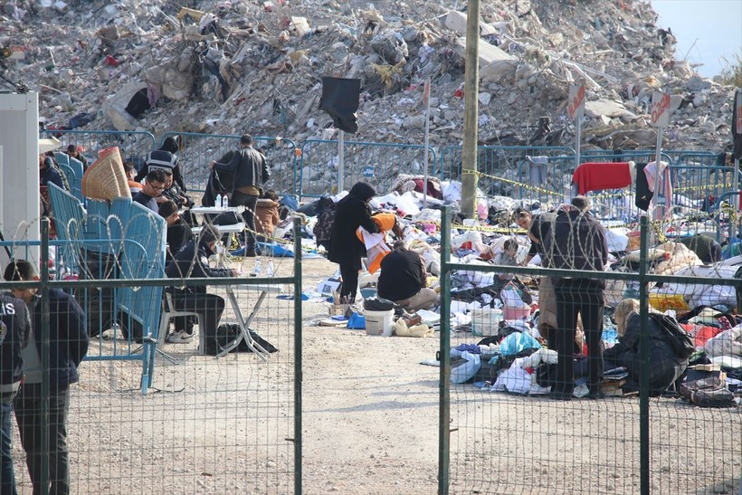 Adana'da enkaz döküm alanında ölen yakınlarının hatıralarını arıyorlar - Resim: 7