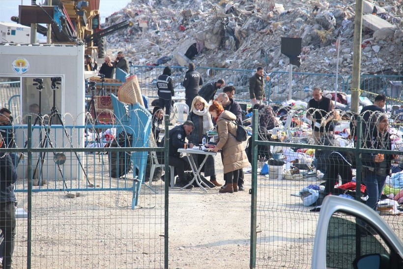 Adana'da enkaz döküm alanında ölen yakınlarının hatıralarını arıyorlar - Resim: 8