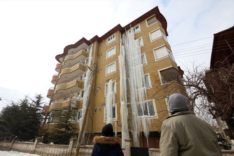 Kahramanmaraş merkezli 7.7 ve 7.6'lık iki deprem sonucu enkaza dönen evler dondurucu soğuğun etkisiyle buz tuttu - Resim: 1