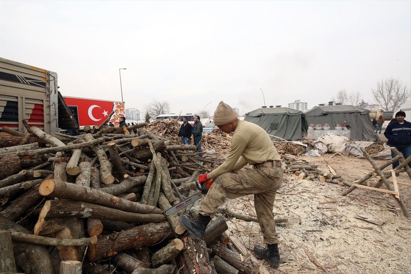 Kahramanmaraş merkezli 7.7 ve 7.6'lık iki deprem sonucu enkaza dönen evler dondurucu soğuğun etkisiyle buz tuttu - Resim: 2