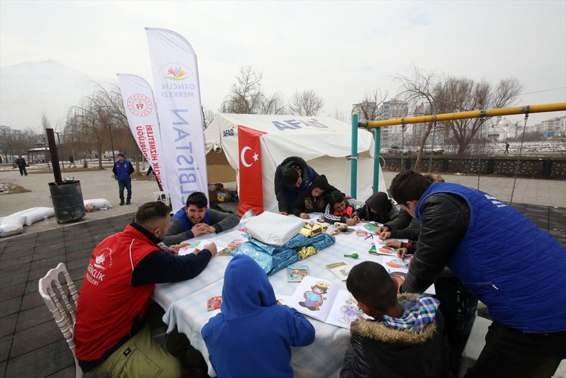 "Asrın Felaketi'nde Mehmetçik ilk andan bu yana millet ile yan yana! Acıya da ortak oldular tebessüme de... - Resim: 38