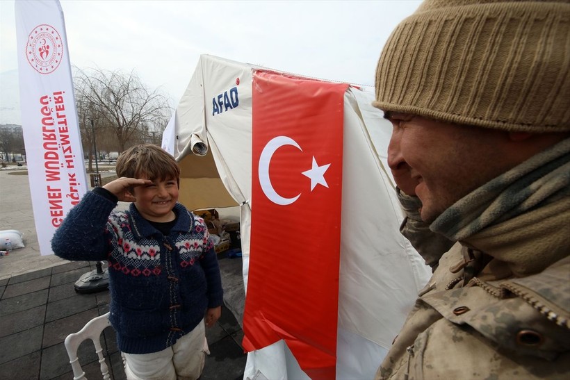 Kahramanmaraş merkezli 7.7 ve 7.6'lık iki deprem sonucu enkaza dönen evler dondurucu soğuğun etkisiyle buz tuttu - Resim: 6