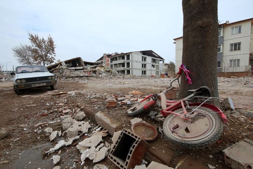 Kahramanmaraş merkezli 7.7 ve 7.6'lık iki deprem sonucu enkaza dönen evler dondurucu soğuğun etkisiyle buz tuttu - Resim: 7