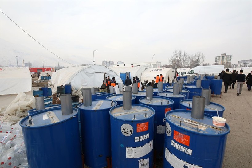 Kahramanmaraş merkezli 7.7 ve 7.6'lık iki deprem sonucu enkaza dönen evler dondurucu soğuğun etkisiyle buz tuttu - Resim: 8