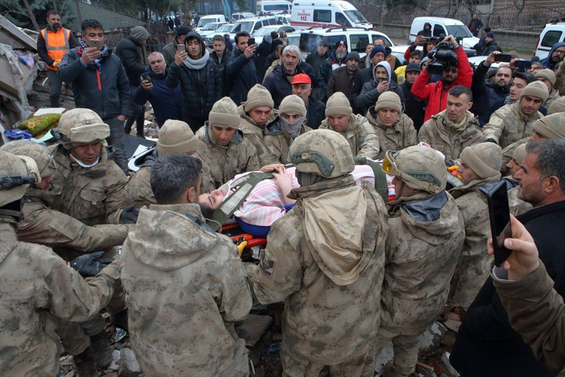 "Asrın Felaketi'nde Mehmetçik ilk andan bu yana millet ile yan yana! Acıya da ortak oldular tebessüme de... - Resim: 54