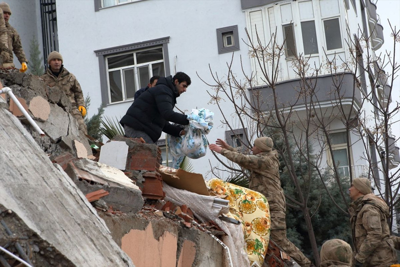 "Asrın Felaketi'nde Mehmetçik ilk andan bu yana millet ile yan yana! Acıya da ortak oldular tebessüme de... - Resim: 55