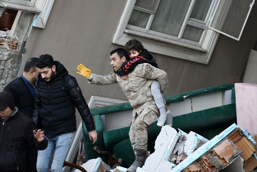"Asrın Felaketi'nde Mehmetçik ilk andan bu yana millet ile yan yana! Acıya da ortak oldular tebessüme de... - Resim: 56
