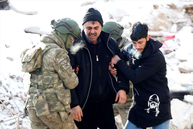 "Asrın Felaketi'nde Mehmetçik ilk andan bu yana millet ile yan yana! Acıya da ortak oldular tebessüme de... - Resim: 63