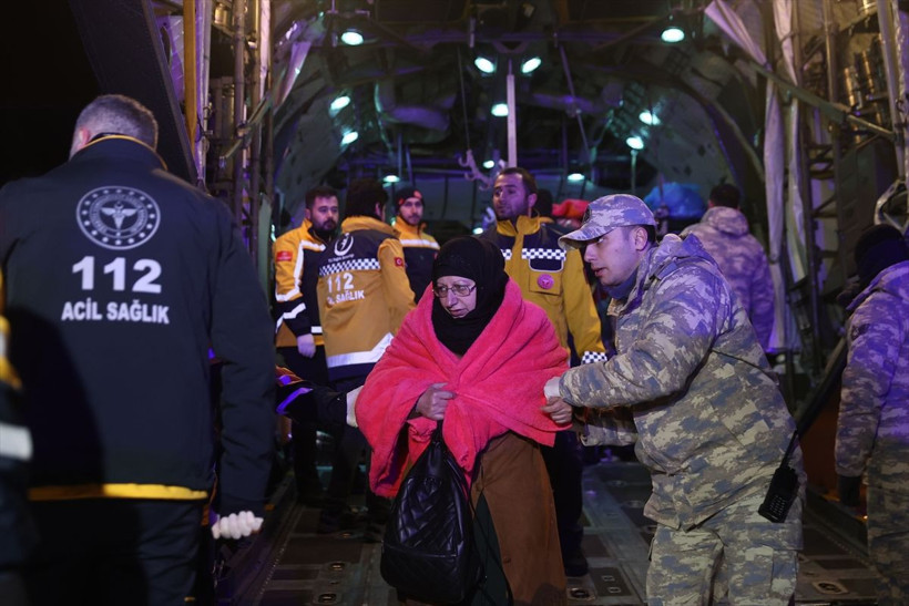 "Asrın Felaketi'nde Mehmetçik ilk andan bu yana millet ile yan yana! Acıya da ortak oldular tebessüme de... - Resim: 25