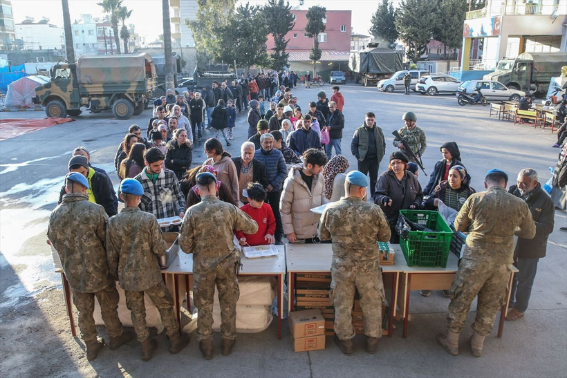 "Asrın Felaketi'nde Mehmetçik ilk andan bu yana millet ile yan yana! Acıya da ortak oldular tebessüme de... - Resim: 14
