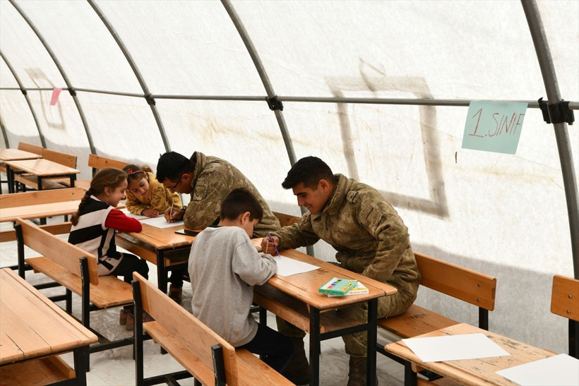 "Asrın Felaketi'nde Mehmetçik ilk andan bu yana millet ile yan yana! Acıya da ortak oldular tebessüme de... - Resim: 10