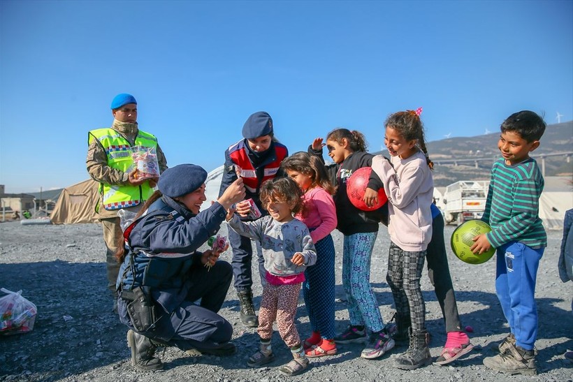 Depremden etkilenen çocukların yaralarını sarmak için kadın jandarma ekipleri, öğretmenler ve gönüllüler oyunlar oynuyor - Resim: 4