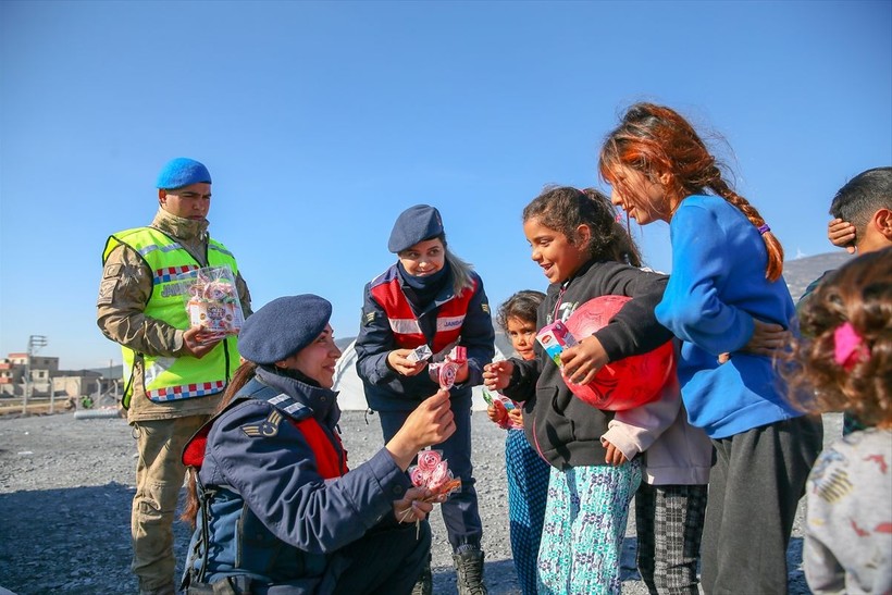 Depremden etkilenen çocukların yaralarını sarmak için kadın jandarma ekipleri, öğretmenler ve gönüllüler oyunlar oynuyor - Resim: 5