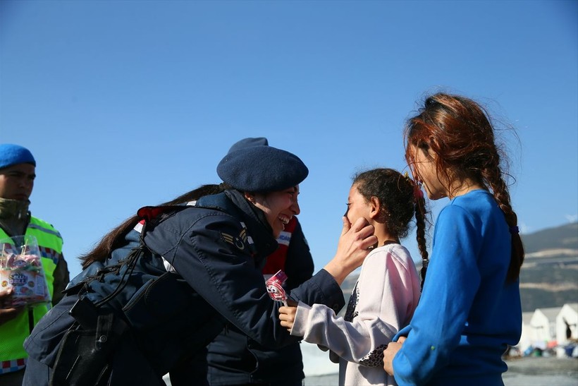 Depremden etkilenen çocukların yaralarını sarmak için kadın jandarma ekipleri, öğretmenler ve gönüllüler oyunlar oynuyor - Resim: 7