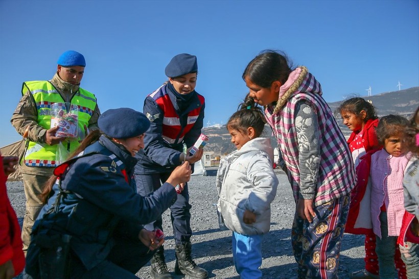 Depremden etkilenen çocukların yaralarını sarmak için kadın jandarma ekipleri, öğretmenler ve gönüllüler oyunlar oynuyor - Resim: 9