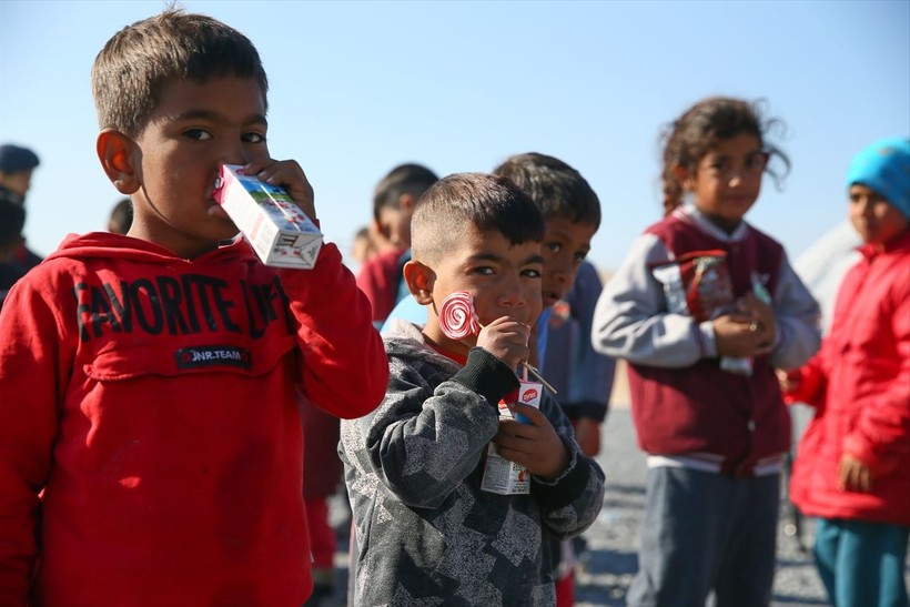 Depremden etkilenen çocukların yaralarını sarmak için kadın jandarma ekipleri, öğretmenler ve gönüllüler oyunlar oynuyor - Resim: 13