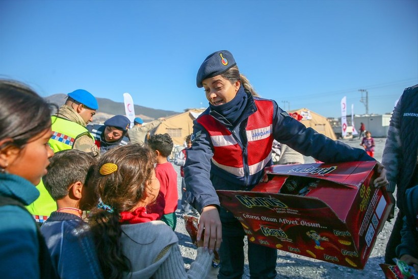 Depremden etkilenen çocukların yaralarını sarmak için kadın jandarma ekipleri, öğretmenler ve gönüllüler oyunlar oynuyor - Resim: 14