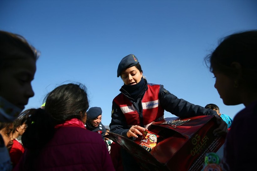 Depremden etkilenen çocukların yaralarını sarmak için kadın jandarma ekipleri, öğretmenler ve gönüllüler oyunlar oynuyor - Resim: 16