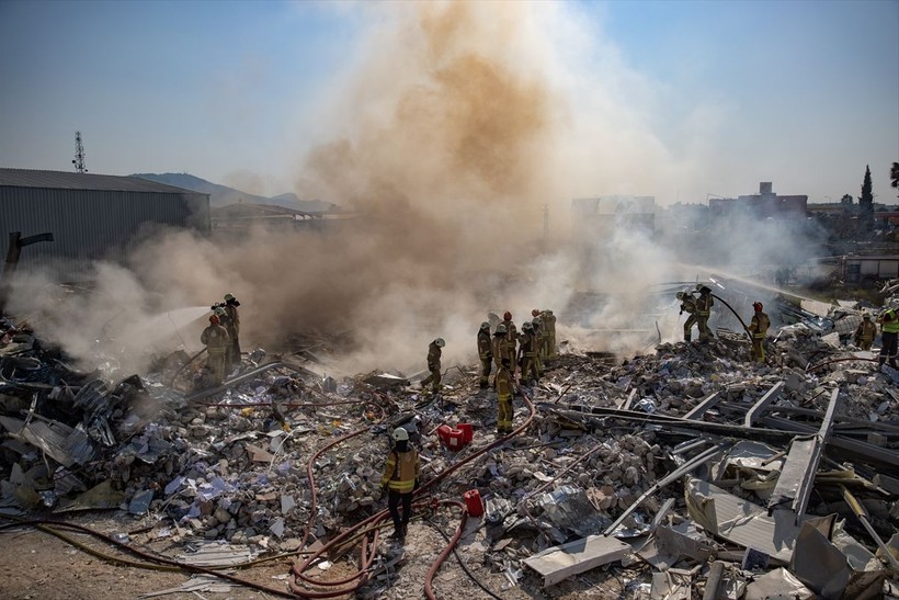 Son dakika deprem haberleri... Hatay Antakya'da korku dolu anlar! Aroma ve esans fabrikasının enkazında yangın çıktı - Resim: 15
