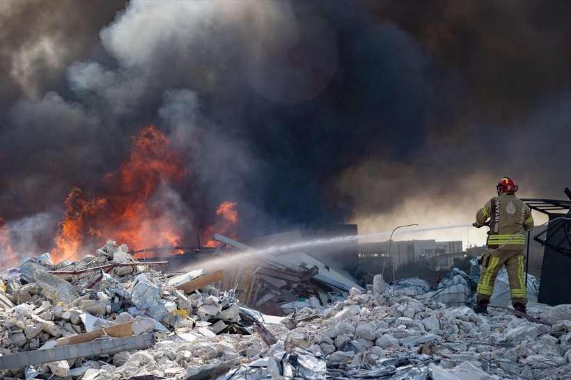 Son dakika deprem haberleri... Hatay Antakya'da korku dolu anlar! Aroma ve esans fabrikasının enkazında yangın çıktı - Resim: 17