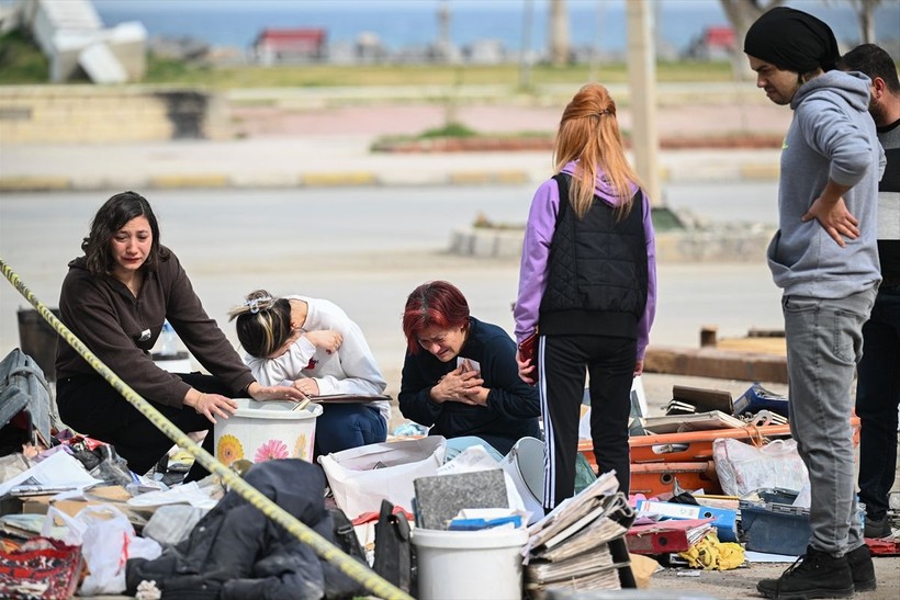 Kahramanmaraş depreminin ardından geriye eşyalar kaldı: Enkazdan çıkartılanlara bakanlar gözyaşlarını tutamadı - Resim: 2