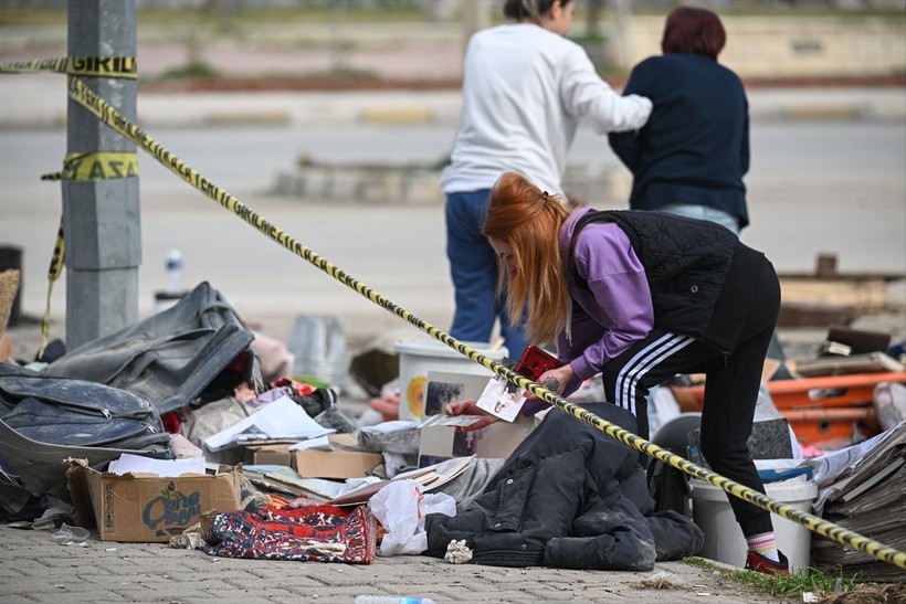 Kahramanmaraş depreminin ardından geriye eşyalar kaldı: Enkazdan çıkartılanlara bakanlar gözyaşlarını tutamadı - Resim: 4