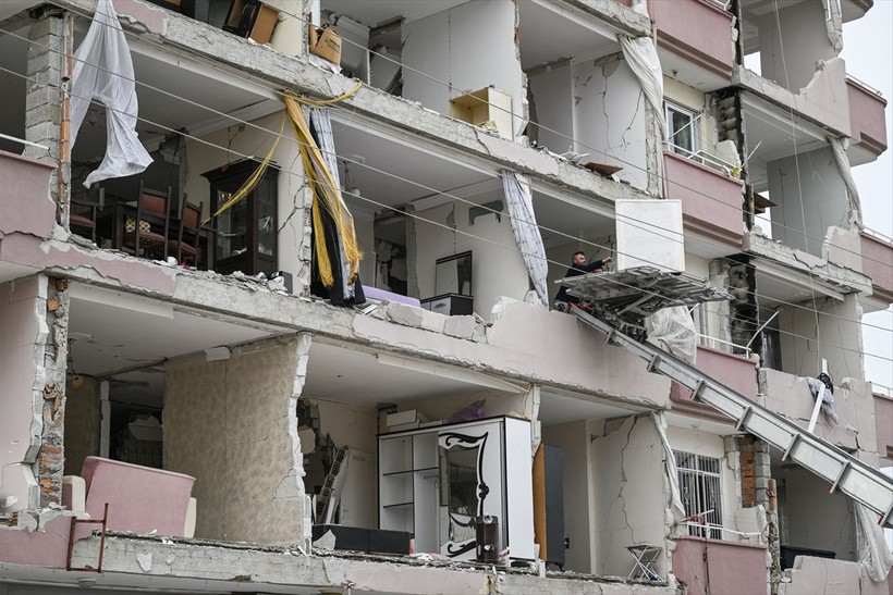 Kahramanmaraş depreminin ardından geriye eşyalar kaldı: Enkazdan çıkartılanlara bakanlar gözyaşlarını tutamadı - Resim: 5