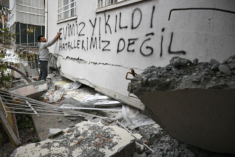 Kahramanmaraş depreminin ardından geriye eşyalar kaldı: Enkazdan çıkartılanlara bakanlar gözyaşlarını tutamadı - Resim: 7