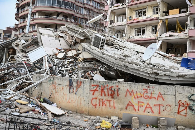 Kahramanmaraş depreminin ardından geriye eşyalar kaldı: Enkazdan çıkartılanlara bakanlar gözyaşlarını tutamadı - Resim: 10