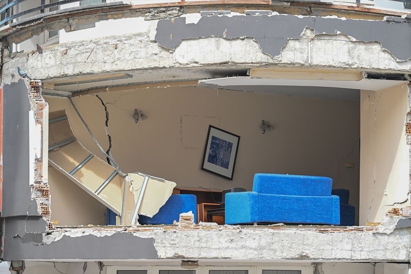 Kahramanmaraş depreminin ardından geriye eşyalar kaldı: Enkazdan çıkartılanlara bakanlar gözyaşlarını tutamadı - Resim: 12