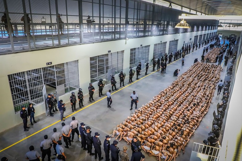 Dünya bu görüntüleri konuşuyor: El Salvador'da 2 bin çete üyesi başka hapishaneye böyle nakledildi - Resim: 3