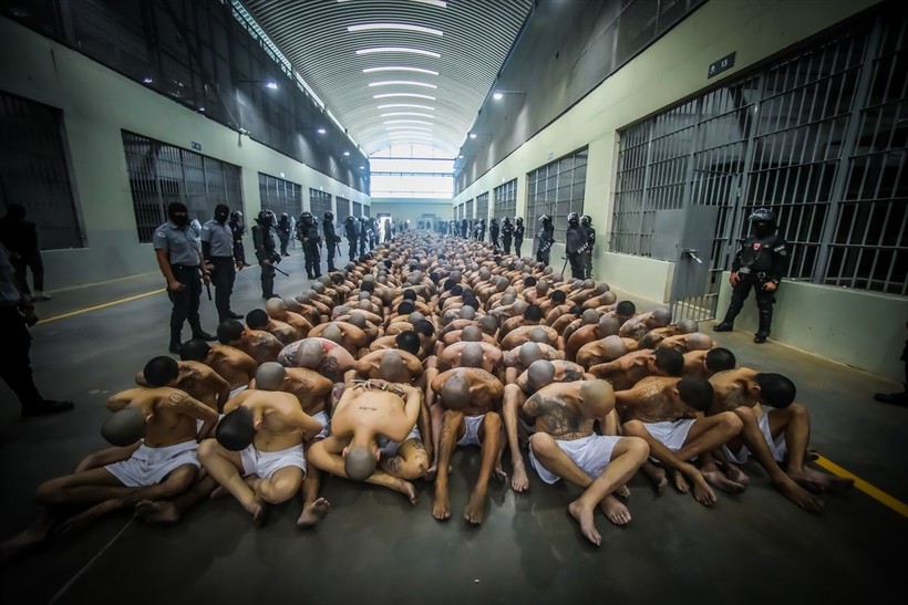 Dünya bu görüntüleri konuşuyor: El Salvador'da 2 bin çete üyesi başka hapishaneye böyle nakledildi - Resim: 8