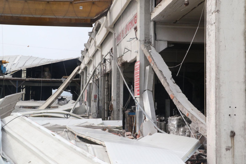 Kahramanmaraş'ta ağır hasarlı fabrikaya giren işçiler, enkaz altında kaldı: 1 ölü, 4 yaralı - Resim: 2