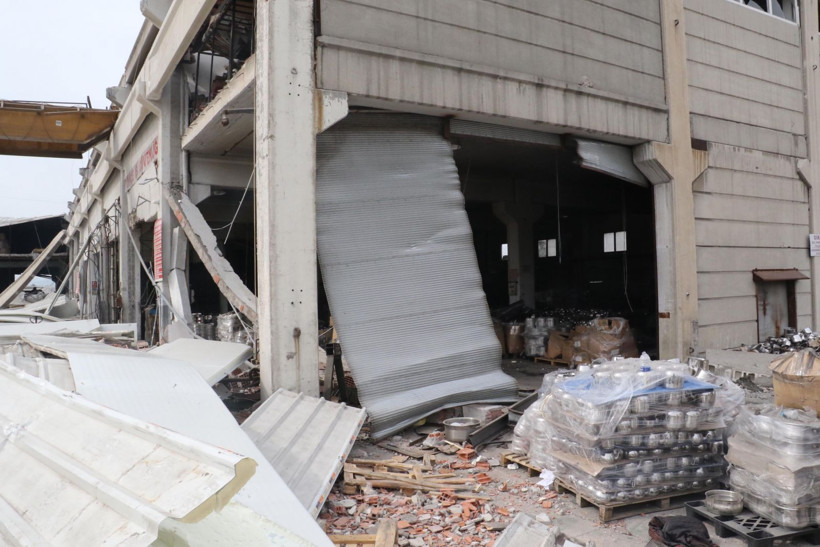Kahramanmaraş'ta ağır hasarlı fabrikaya giren işçiler, enkaz altında kaldı: 1 ölü, 4 yaralı - Resim: 4