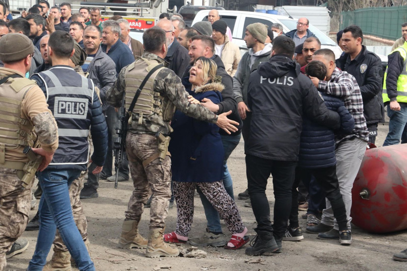 Kahramanmaraş'ta ağır hasarlı fabrikaya giren işçiler, enkaz altında kaldı: 1 ölü, 4 yaralı - Resim: 10