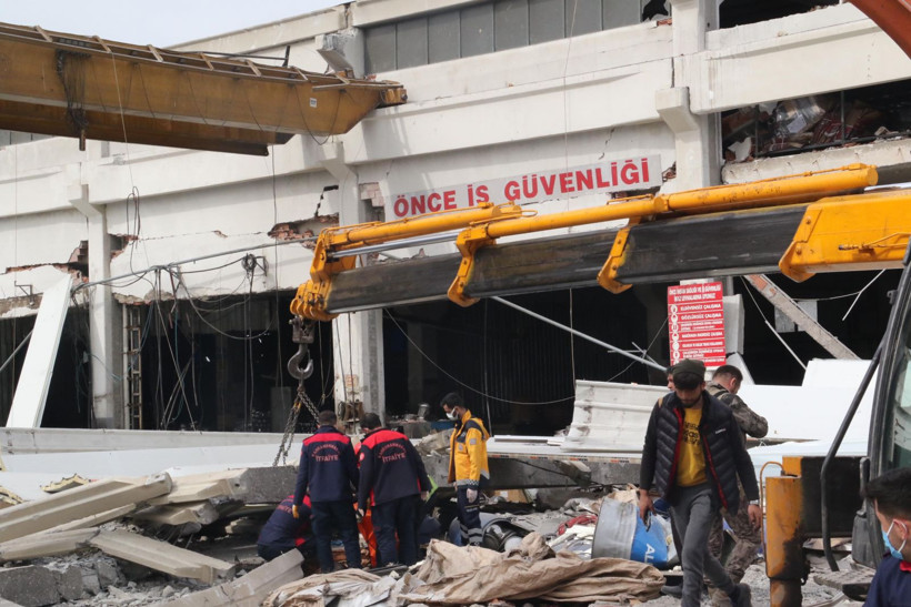 Kahramanmaraş'ta ağır hasarlı fabrikaya giren işçiler, enkaz altında kaldı: 1 ölü, 4 yaralı - Resim: 7