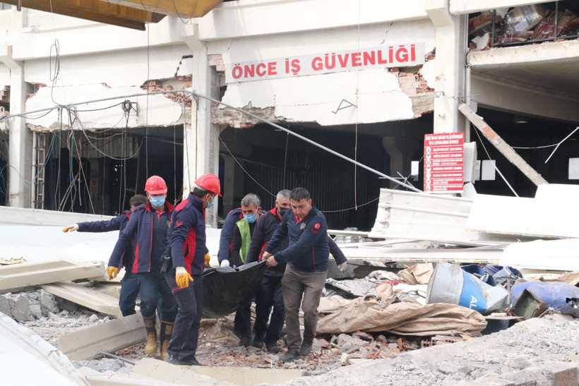 Kahramanmaraş'ta ağır hasarlı fabrikaya giren işçiler, enkaz altında kaldı: 1 ölü, 4 yaralı - Resim: 12