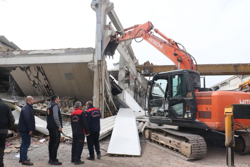 Kahramanmaraş'ta ağır hasarlı fabrikaya giren işçiler, enkaz altında kaldı: 1 ölü, 4 yaralı - Resim: 1