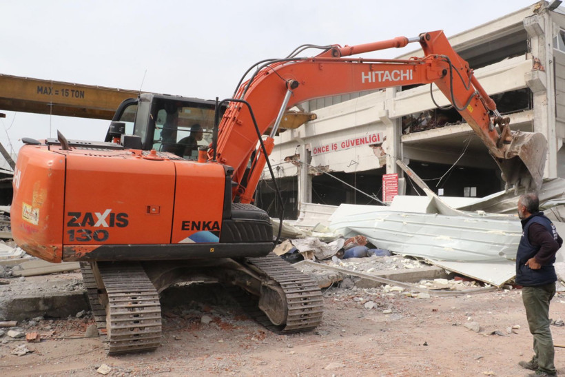 Kahramanmaraş'ta ağır hasarlı fabrikaya giren işçiler, enkaz altında kaldı: 1 ölü, 4 yaralı - Resim: 8